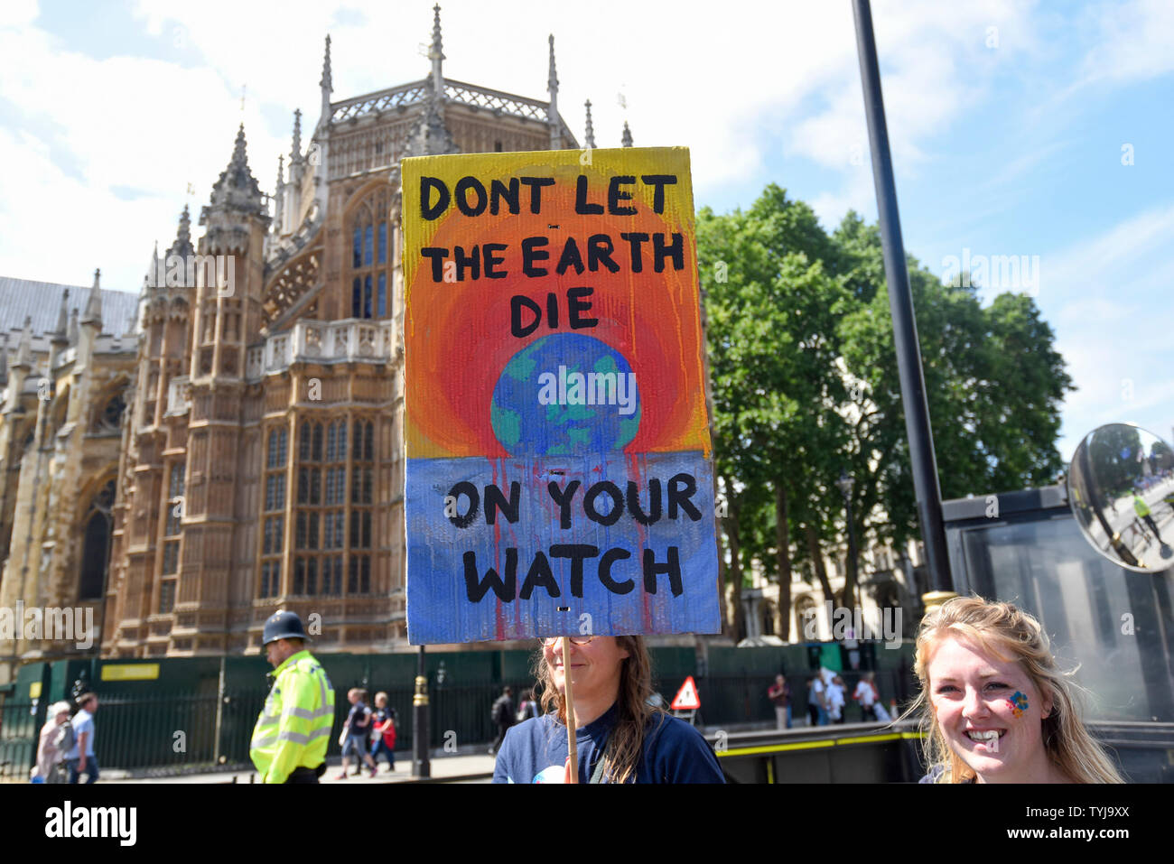 Londra, Regno Unito. Il 26 giugno 2019. La gente a prendere parte a un 'Il tempo è ora' Hall di massa intorno al Parlamento. Gli attivisti sono il tentativo di consegnare un messaggio a MPs che per affrontare la crisi ambientale, un ambiente forte Bill è passata che è in grado di ripristinare la natura plastica tagliata l'inquinamento e migliorare la qualità dell'aria. Simili incontri si svolgono in tutto il Regno Unito. Credito: Stephen Chung / Alamy Live News Foto Stock