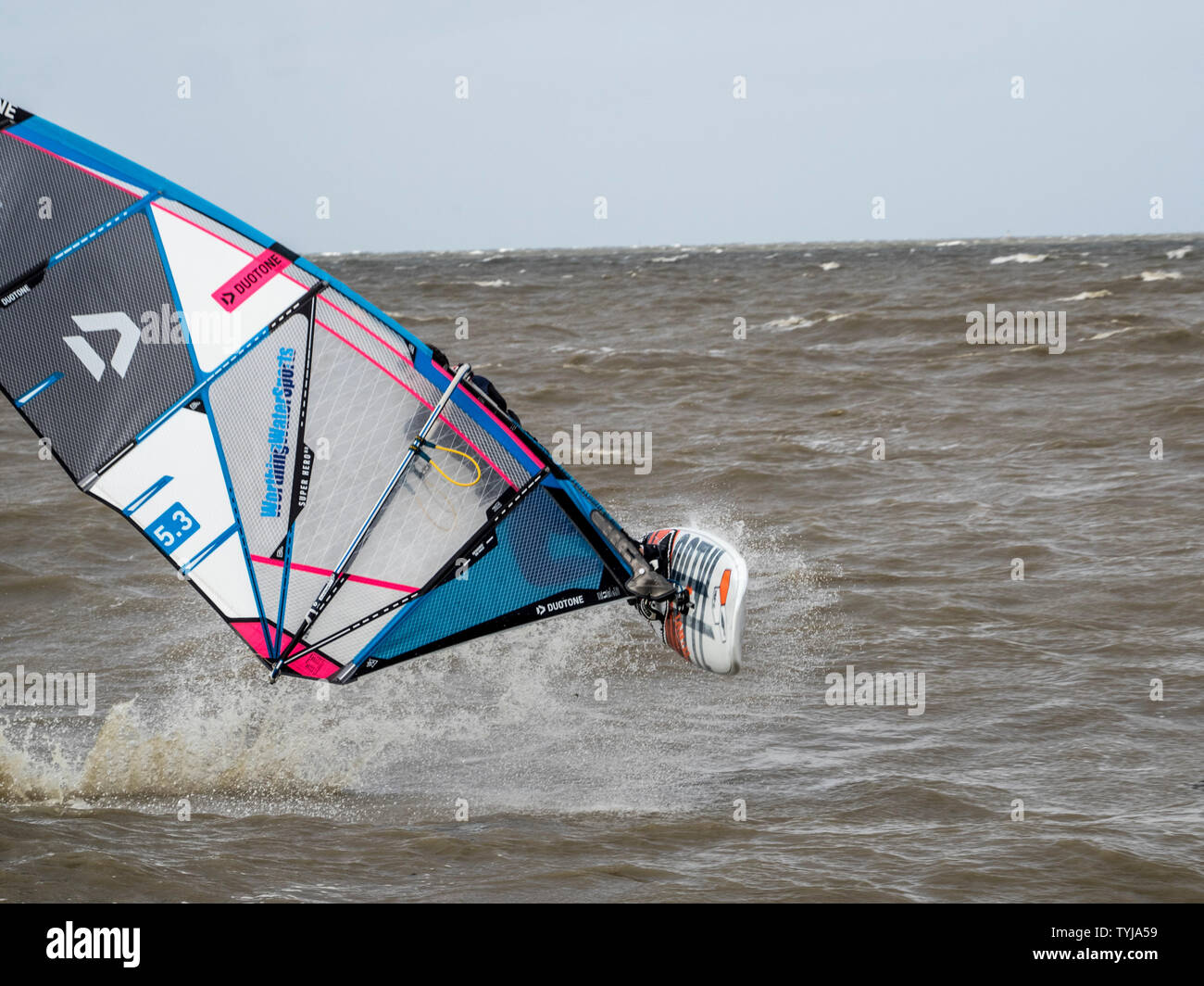 Cattedrale sul mare, Kent, Regno Unito. Il 26 giugno, 2019. Regno Unito Meteo: un pomeriggio ventoso in Cattedrale sul mare, Kent. Credito: James Bell/Alamy Live News Foto Stock