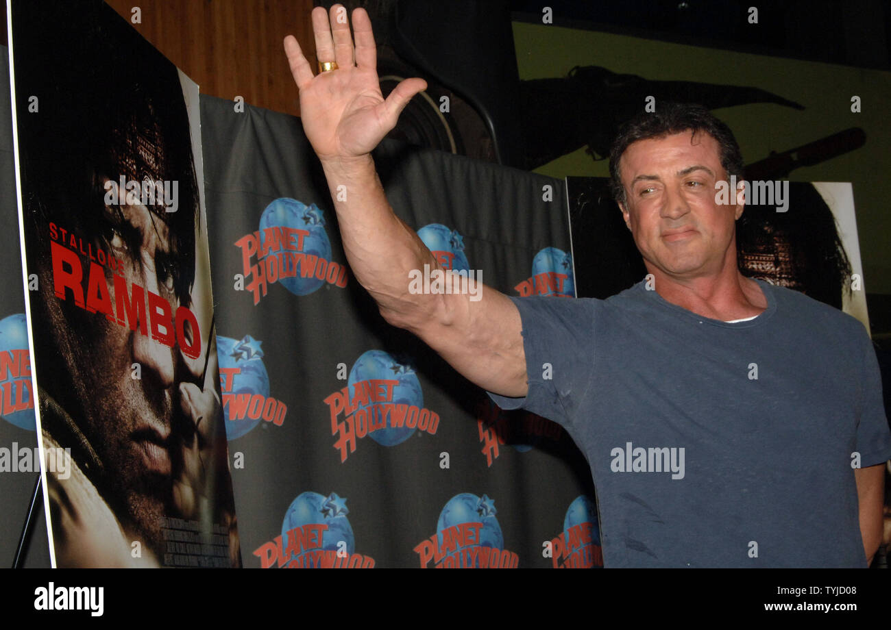 Attore Sylvester Stallone appare al Planet Hollywood di New York per presentare la prua e la freccia che ha usato nel suo ultimo film "Rambo" il 17 gennaio 2008. (UPI foto/Ezio Petersen) Foto Stock