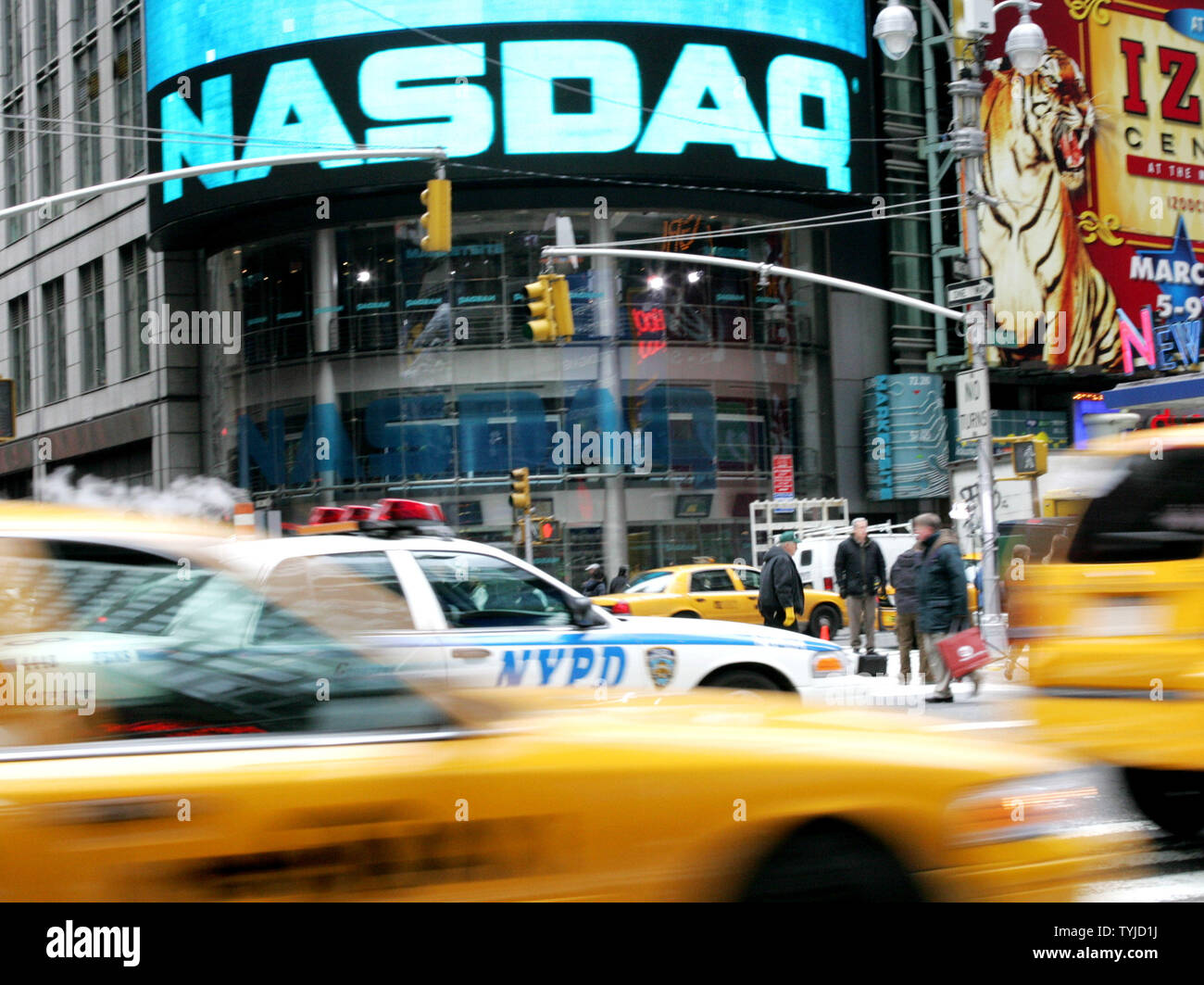 Il traffico passa dal NASDAQ edificio in Times Square dopo la Federal Reserve ha tagliato i tassi di interesse di 0,75 punti percentuali, mentre le scorte immergersi a Wall Street come recessione paure crescere nella città di New York. (UPI foto/Monika Graff) Foto Stock