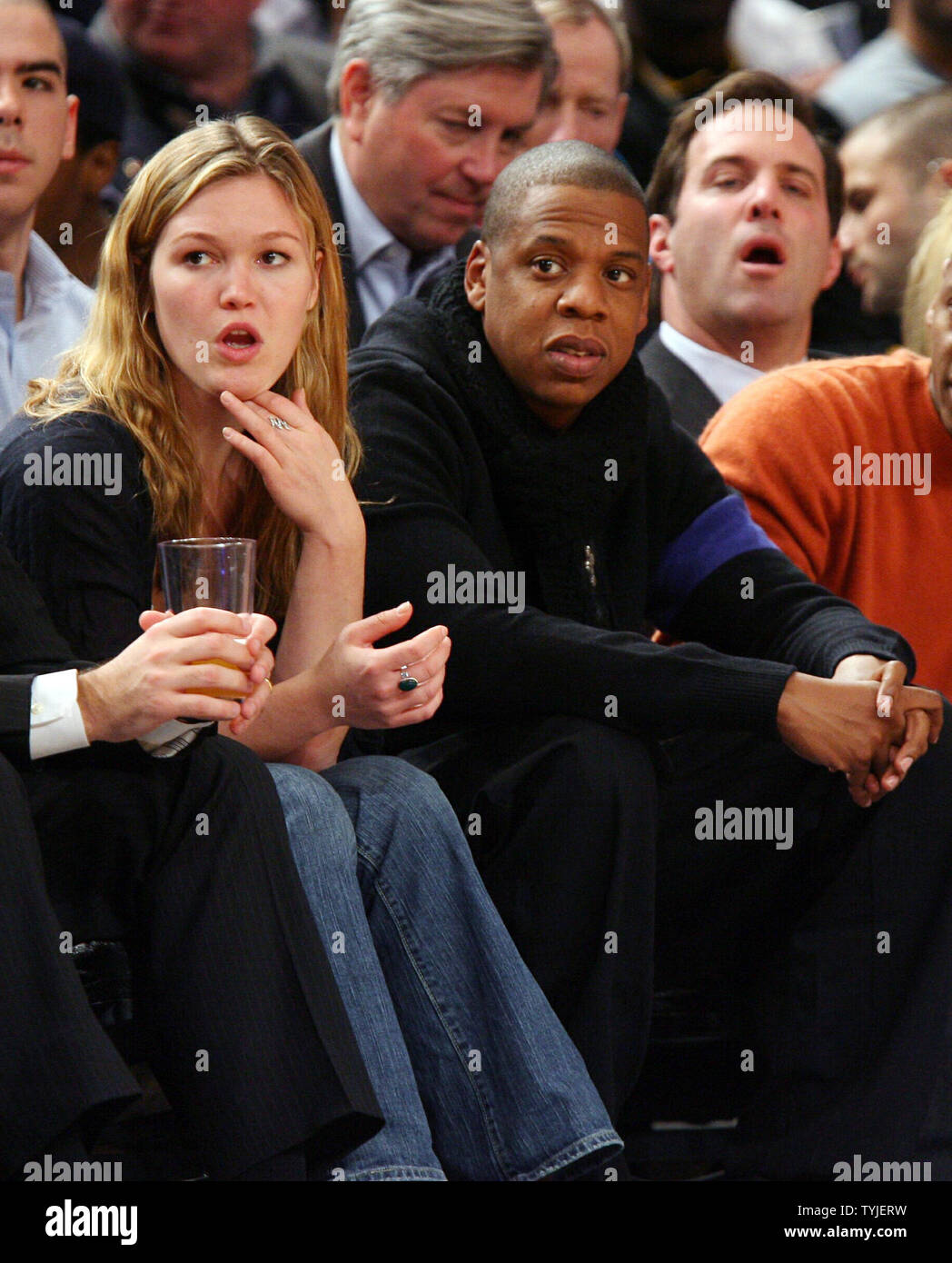 Julia montanti e traversi e Jay-Z guarda il Cleveland Cavaliers gioca il  New York Knicks al Madison Square Garden di New York City il 5 marzo 2008.  James ha segnato cinquanta punti