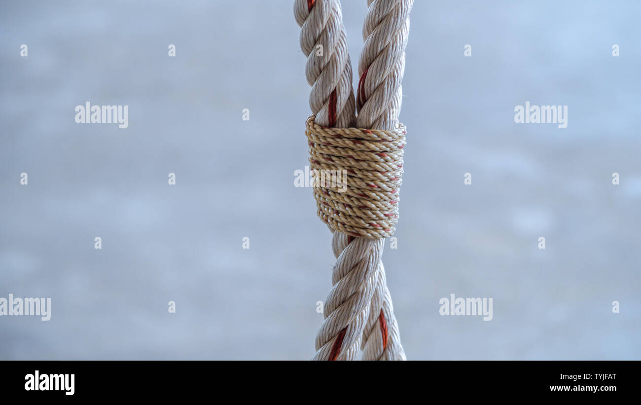 Nodo di corda sulla spiaggia come forte nauctical linea marine legati insieme come simbolo di fiducia e di sicurezza traveler Foto Stock