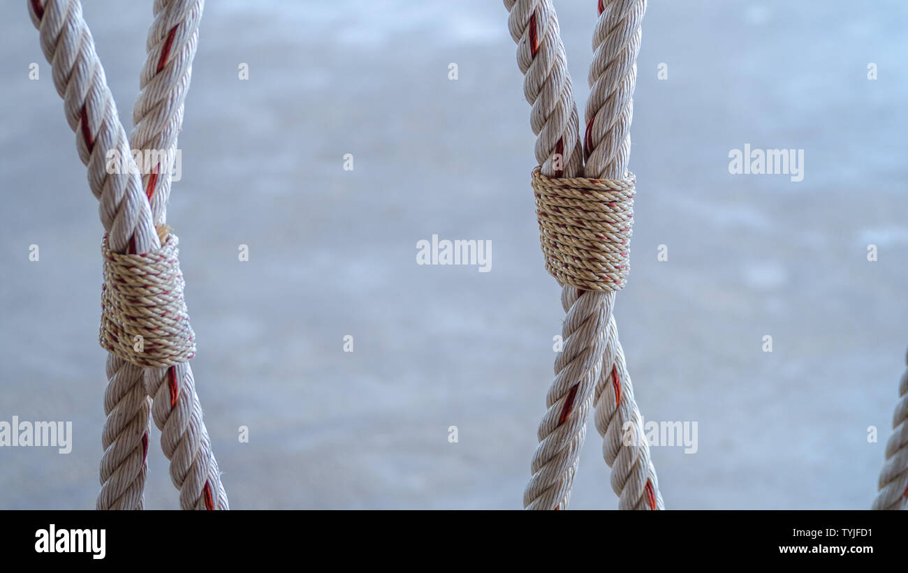 Nodo di corda sulla spiaggia come forte nauctical linea marine legati insieme come simbolo di fiducia e di sicurezza traveler Foto Stock