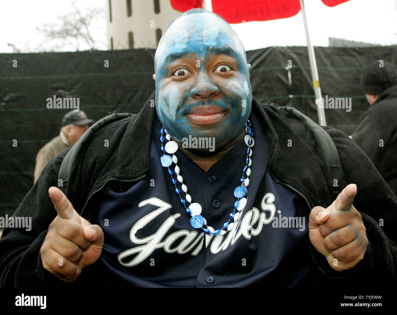 Karim Simmons indossa i suoi colori della squadra al di fuori dello Yankee Stadium di New York Yankees tenere il loro ultimo giorno di apertura il Stadium di New York il marzo 31,2008. Un nuovo $1.3 ballpark viene costruita adiacente a 'la casa che Ruth costruita' e sarà aperto il prossimo anno. (UPI foto/Monika Graff) Foto Stock