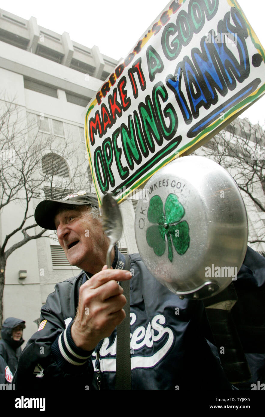 Fred Schuman, noto come "l'uomo di Pan,' detiene il suo marchio di pan e di firmare al di fuori dello Yankee Stadium di New York Yankees tenere il loro ultimo giorno di apertura presso lo stadio a New York il marzo 31,2008. Un nuovo $1.3 ballpark viene costruita adiacente a 'la casa che Ruth costruita' e sarà aperto il prossimo anno. (UPI foto/Monika Graff) Foto Stock