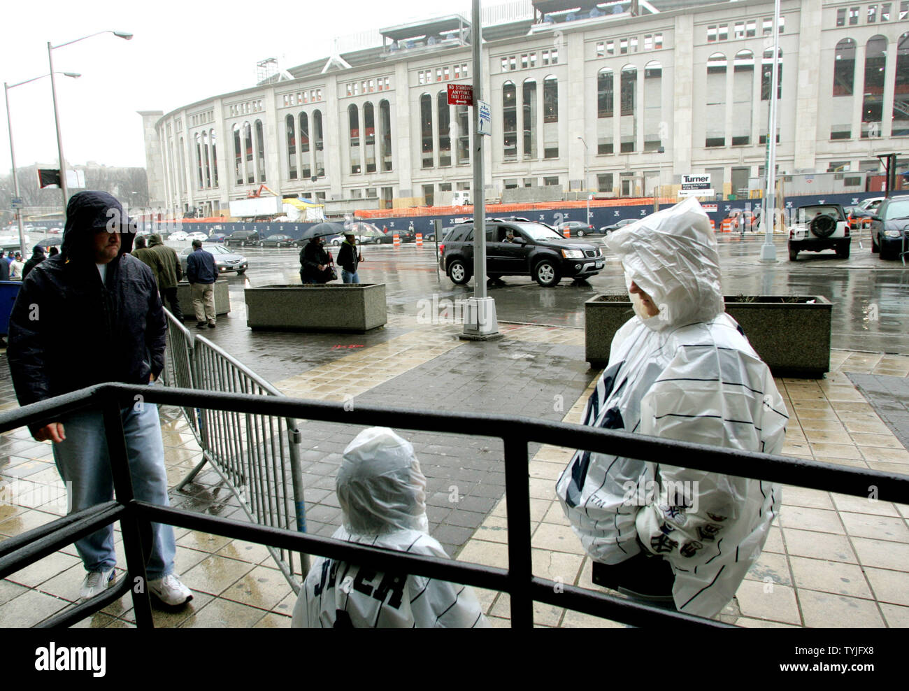 I fan di attendere per le porte da aprire come il nuovo Yankee Stadium è visto dal lato opposto della strada come i New York Yankees tenere il loro ultimo giorno di apertura allo Yankee Stadium di New York il marzo 31,2008. La nuova $1.3 ballpark viene costruita adiacente a 'la casa che Ruth costruita' e sarà aperto il prossimo anno. (UPI foto/Monika Graff) Foto Stock