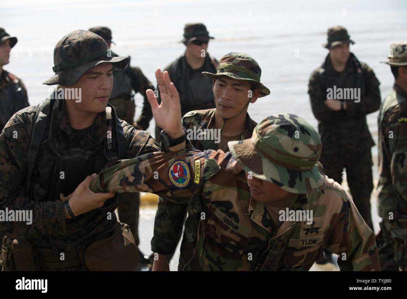 Quinta Flotta, sesta flotta, undicesimo MEU, 2016, Bahrein, BHR, CG 57, CG-57, combattere la fotocamera, COMCAM, ddg 80, DDG 92, distribuzione distruttore, DQ503, Elberg, ENDURANCE CANOTTIERE, EOD, Expeditionary, le attività della flotta Sasebo, ponte di volo, le operazioni di volo, quarti di volo, Grecia, Homecoming, Homeport, HSC 21, Giappone, JEB Little Creek, JS Hyuga 181, appassionato di spada 2017, Kitsap County, LHD 6, LHD6, Biblioteca, LPD 17, MAKIN ISLAND, Marine Corps reclutare Depot, Marine Corps reclutare deposito a San Diego, Momsen, NASWI, Naval Air Station Whidbey Island, Base Navale Kitsap, marina, navy kids, NECC, PTM, norfolk, NSE, pacifico, FOTO E Foto Stock