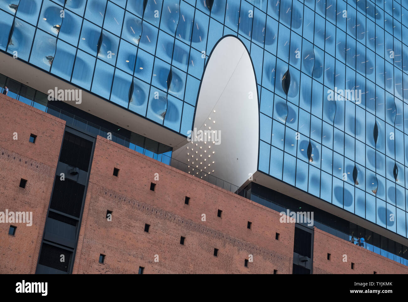 Elbphilharmonie (Elbe Philharmonic Hall), una moderna sala da concerto con architettura contemporanea in HafenCity di Amburgo, Germania. Foto Stock