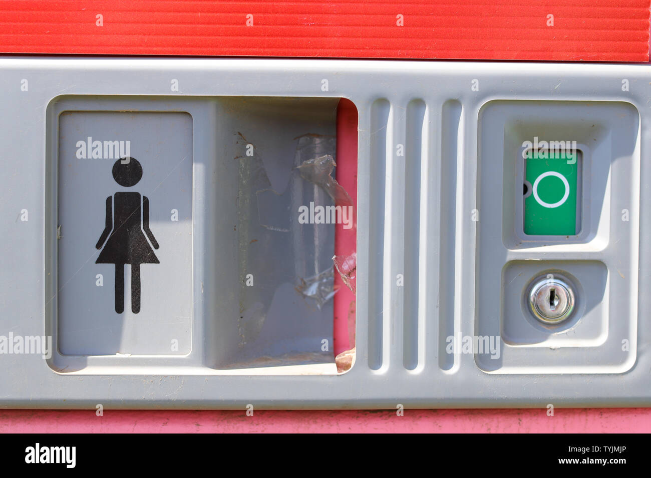 La femmina solo servizi igienici a Glastonbury Festival, presso l'azienda agricola degna in Somerset. Aiuto di acqua ha istituito appositamente progettate cabine private per soddisfare esigenze womenÕs, con disposizione sanitaria strutture, acqua per lavaggio, un ripiano, gancio e spazio extra. femmina e orinatoi in cui gli utenti vengono forniti un shepees hanno l'opzione per tamponi biodegradabile. Foto Stock