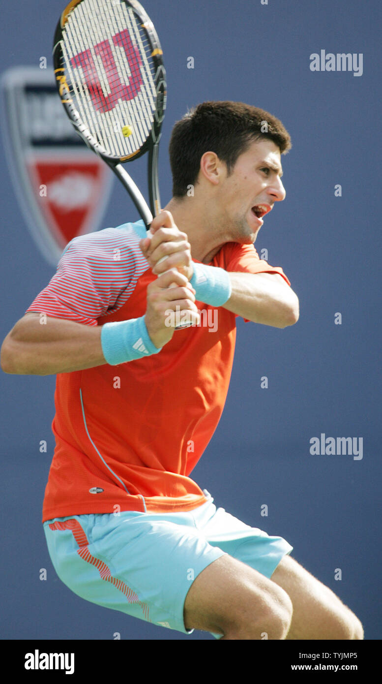 La Serbia il Novak Djokovic, terzo seme, smorfie come egli sbaglia il  servire da Arnaud CLEMENT di Francia nel primo round di azione presso la  U.S. Open Tennis Championship tenutosi presso l'U.S.