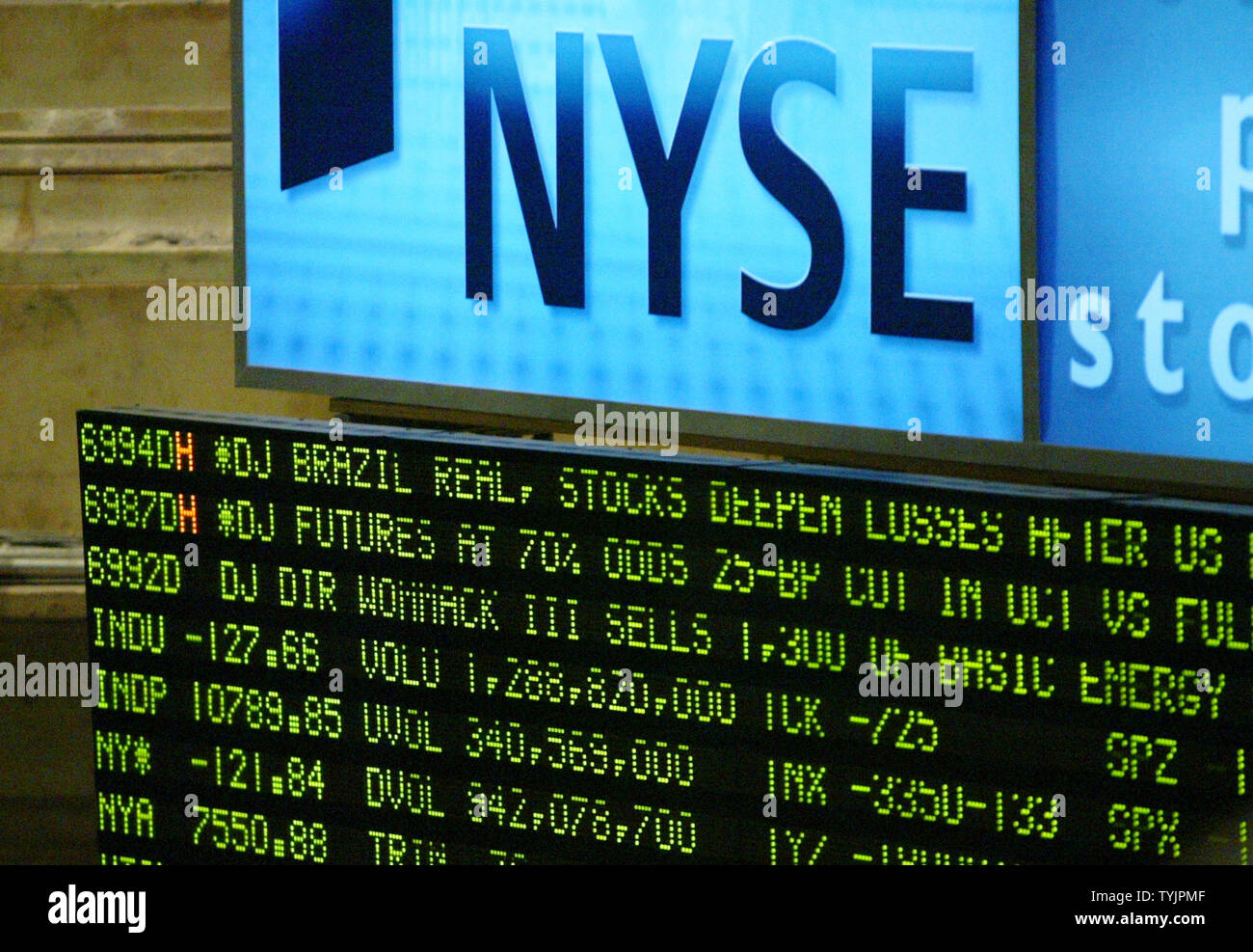 Numeri visualizzati su un sistema elettronico di segno bordo mostra le ultime cifre presso il New York Stock Exchange come i mercati continuano a fluttuare per la notizia che la Federal Reserve annuncia la sua decisione di lasciare invariati i tassi il 16 settembre 2008 a New York City. (UPI foto/Monika Graff) Foto Stock