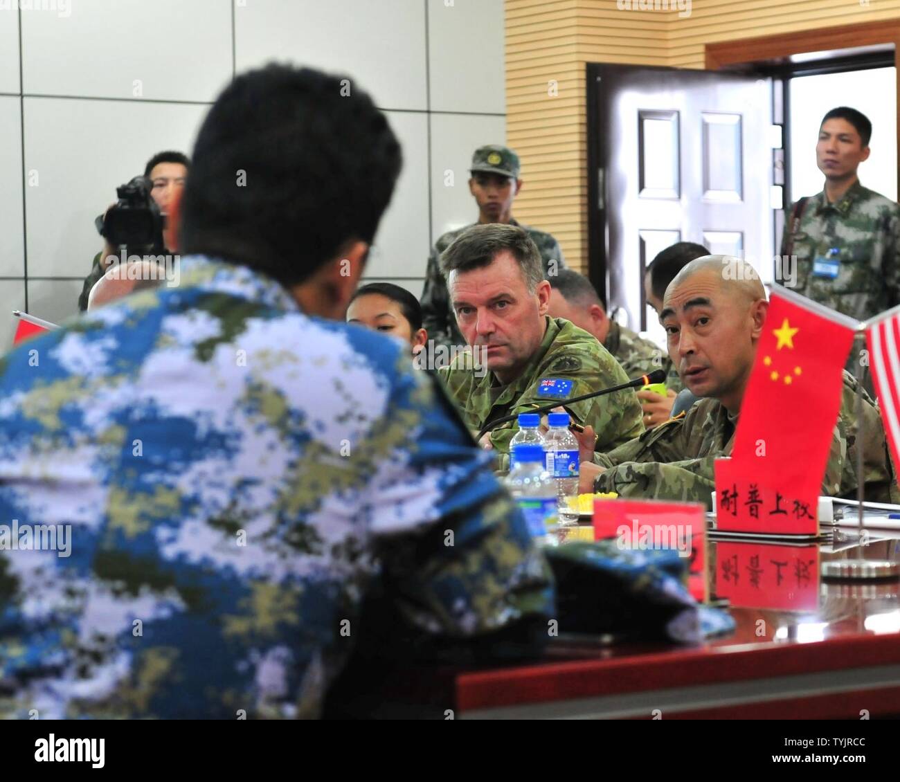 Il Mag. Gen. Gregorio Bilton (al centro), il vice Comandante generale degli Stati Uniti Pacifico esercito, ascolta le domande da parte di un membro dell Esercito di liberazione del popolo della Repubblica popolare di Cina durante gli Stati Uniti-Cina la gestione del disastro Exchange Novembre 15 in Kunming, in Cina. L annuale esercito degli Stati Uniti del Pacifico (USARPAC) la cooperazione in materia di sicurezza evento con il PLA è un opportunità per condividere l'assistenza umanitaria/Disaster Relief lezioni apprese dal mondo reale eventi e migliorare gli Stati Uniti e il disastro cinese di funzionalità di gestione. Foto Stock
