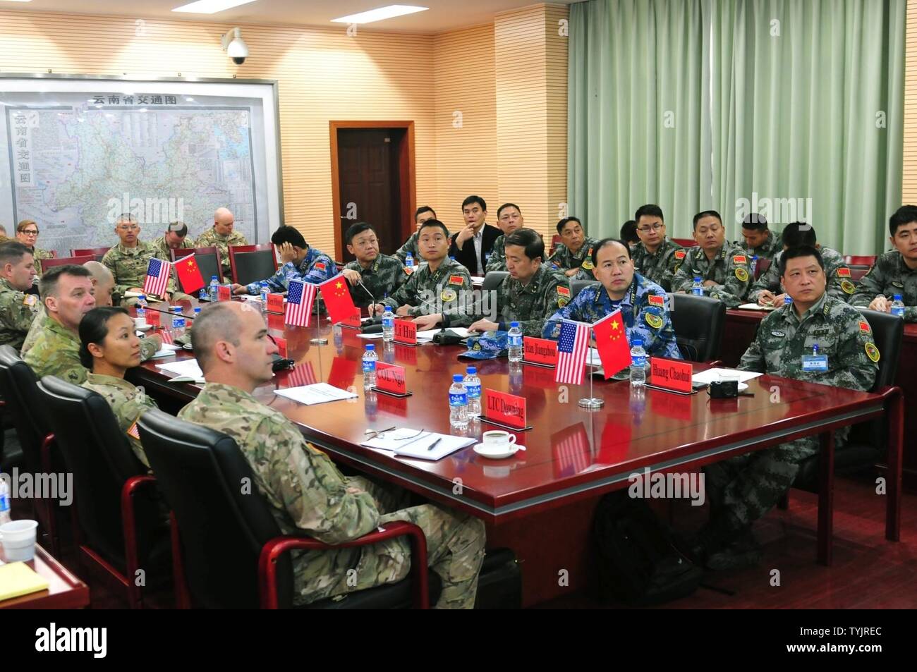 Personale dall Esercito di liberazione del popolo della Repubblica popolare di Cina e Stati Uniti Pacifico esercito, partecipare esperti dialogo accademico durante gli Stati Uniti-Cina la gestione del disastro Exchange Novembre 15 in Kunming, in Cina. L annuale esercito degli Stati Uniti del Pacifico (USARPAC) la cooperazione in materia di sicurezza evento con il PLA è un opportunità per condividere l'assistenza umanitaria/Disaster Relief lezioni apprese dal mondo reale eventi e migliorare gli Stati Uniti e il disastro cinese di funzionalità di gestione. Foto Stock