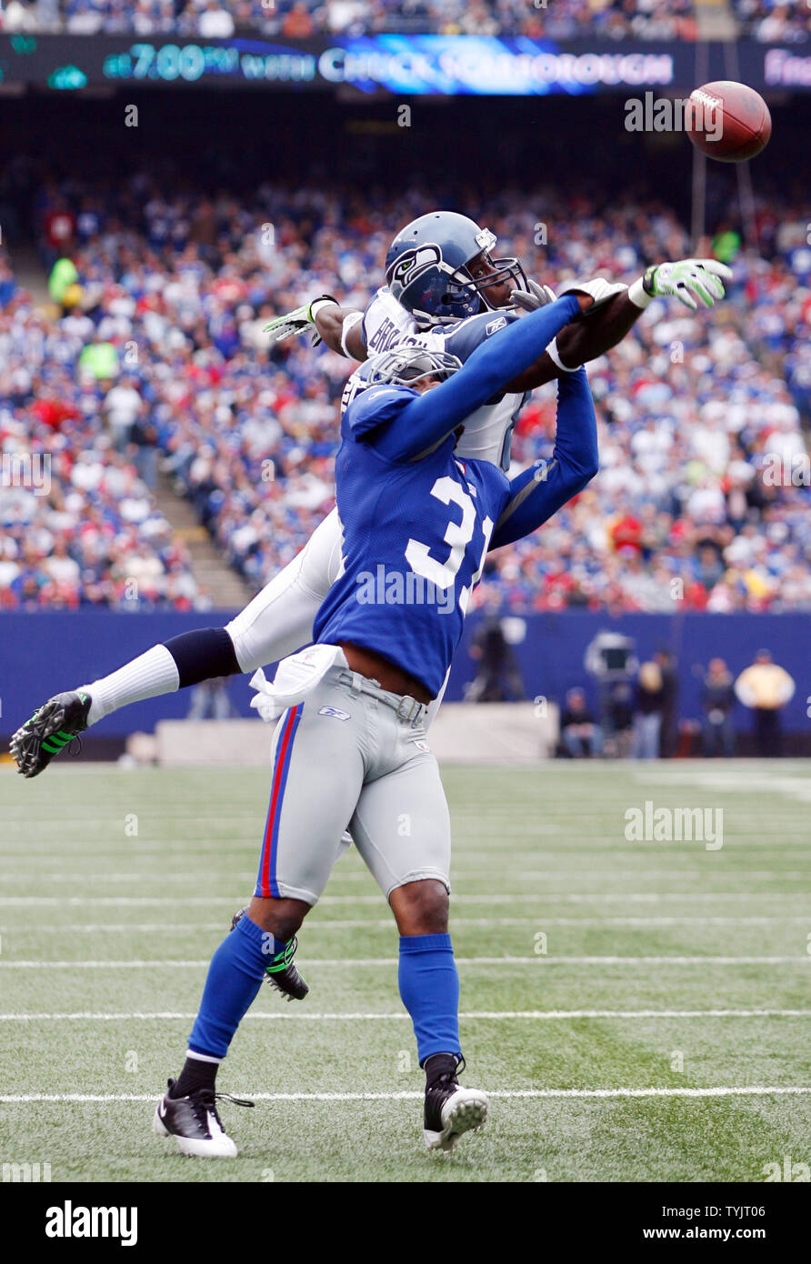 New York Giants Aaron Ross (31) rompe fino a passare nella zona di estremità destinato per Seattle Seahawks Deion Branch nel primo trimestre al Giants Stadium di East Rutherford, New Jersey il 5 ottobre 2008. (UPI foto/John Angelillo) Foto Stock