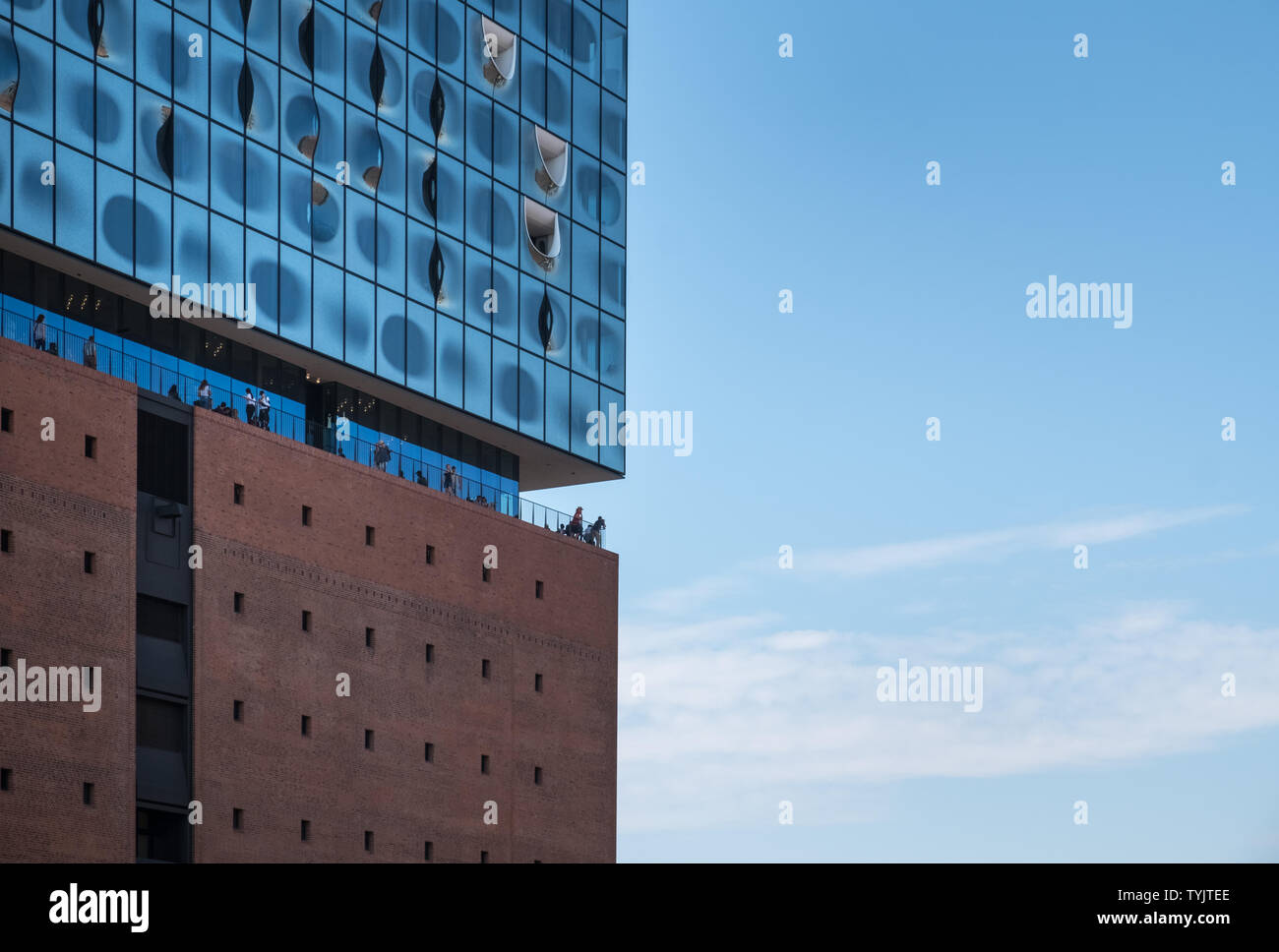 Elbphilharmonie (Elbe Philharmonic Hall), una moderna sala da concerto con architettura contemporanea in HafenCity di Amburgo, Germania. Foto Stock