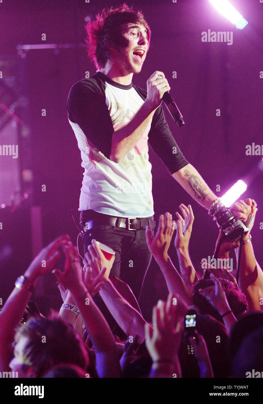 Tutto il tempo a bassa cantante Alex Gaskarth esegue con la sua band durante la del mtvU Woodie 2008 Cerimonia di premiazione tenutasi presso la sala da ballo di Roseland su Novembre 12, 2008 a New York. I premi sono stati presentati al nuovo bande musicali che hanno votato il migliore dal collegio degli ascoltatori. (UPI foto/Monika Graff) Foto Stock