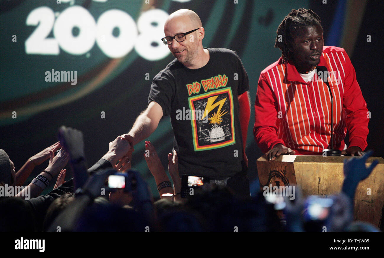 Electronica artista Moby (L) scuote le mani con i fan di hip hop artista Emmanuel Jal parla al di mtvU Woodie 2008 Cerimonia di premiazione tenutasi presso la sala da ballo di Roseland su Novembre 12, 2008 a New York. I premi sono stati presentati al nuovo bande musicali che hanno votato il migliore dal collegio degli ascoltatori. (UPI foto/Monika Graff) Foto Stock