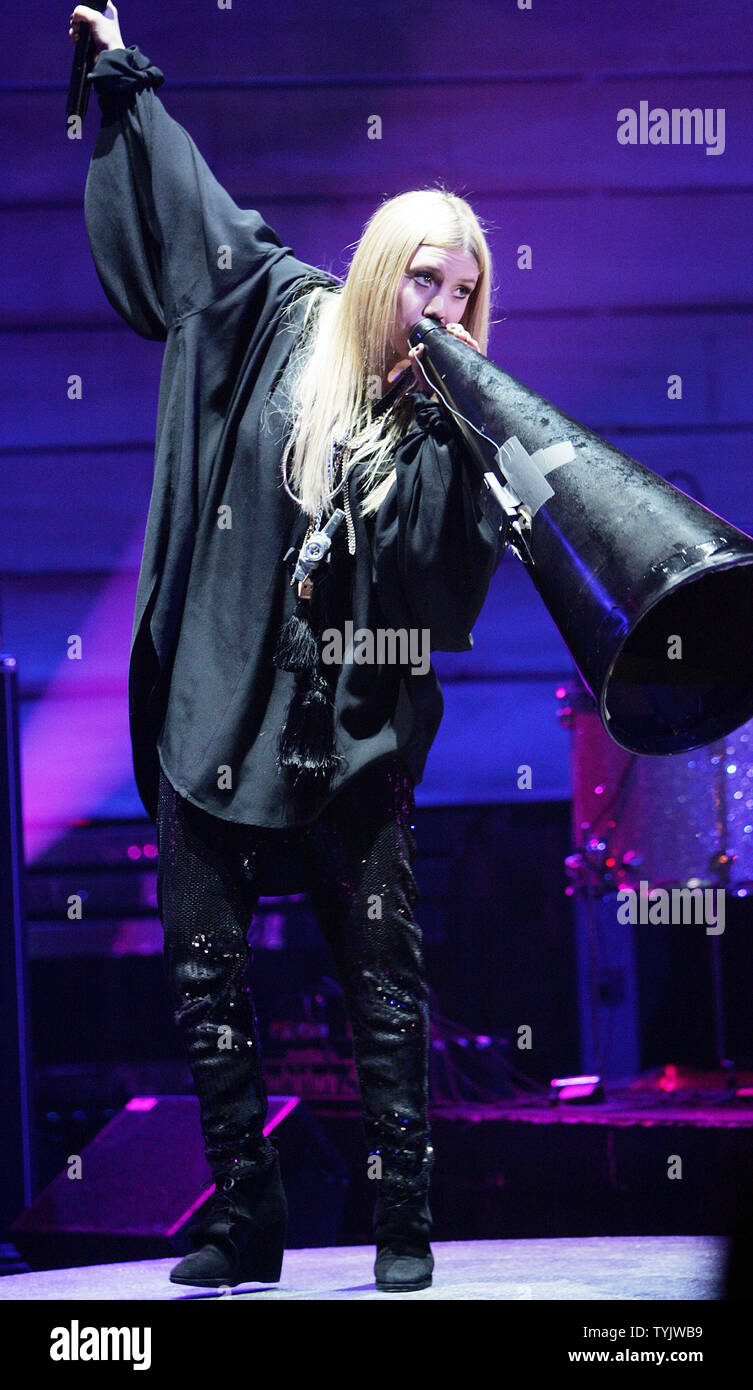 Artista Indie Lykke Li esegue durante la mtvU Woodie 2008 Cerimonia di premiazione tenutasi presso la sala da ballo di Roseland su Novembre 12, 2008 a New York. I premi sono stati presentati al nuovo bande musicali che hanno votato il migliore dal collegio degli ascoltatori. (UPI foto/Monika Graff) Foto Stock