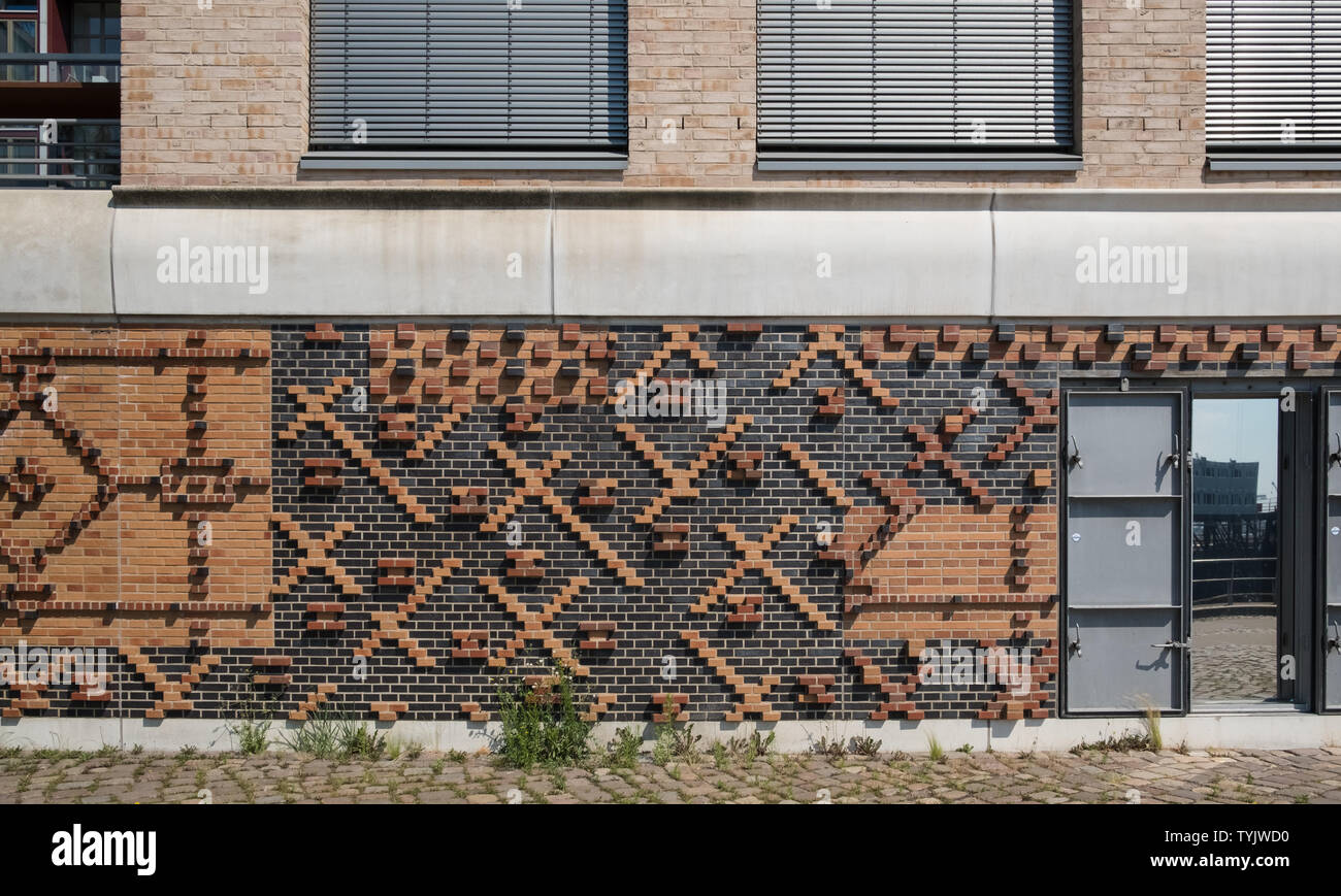 Esempio di mattoni decorativi utilizzati su esterno dell edificio moderno, Hafencity di Amburgo, Germania Foto Stock