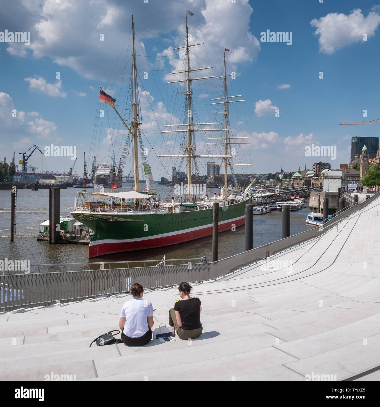Rickmer Rickmers, completamente truccate del XIX secolo nave a vela aperta come un patrimonio di attrazione turistica e il museo d'arte sul lungomare di Amburgo, Germania. Foto Stock