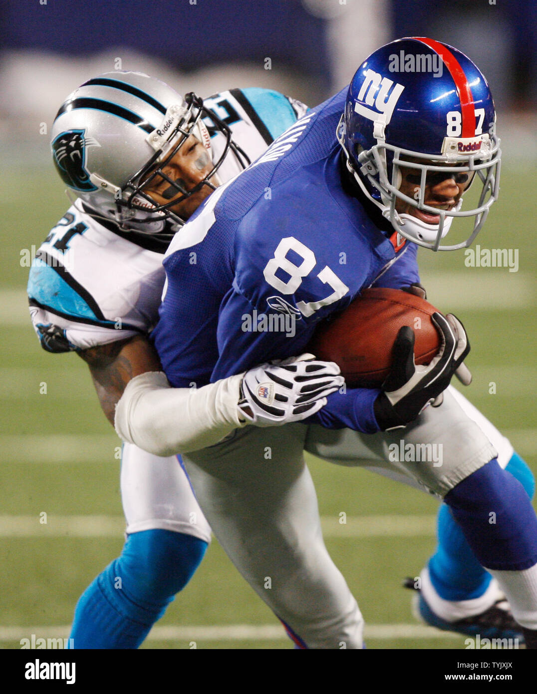 New York Giants Domenik Hixon (87) tenta di rompere il paranco di Carolina Panthers Ken Lucas al Giants Stadium di East Rutherford, New Jersey il 21 dicembre 2008. I Giganti sconfitto le pantere 34-28 in lavoro straordinario la graffatura casa campo vantaggio per tutta la stagione post. (UPI foto/John Angelillo) Foto Stock