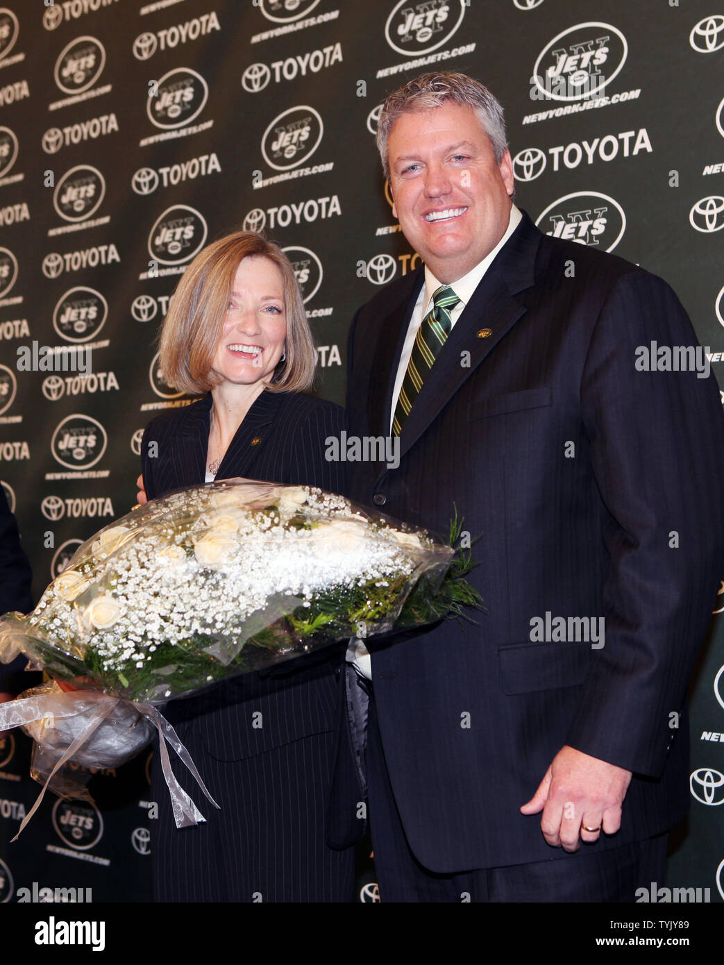 New York getti nuovo head coach Rex Ryan e di sua moglie Michelle sorriso nel corso di una conferenza stampa a Florham Park, New Jersey il 21 gennaio 2009. (UPI foto/John Angelillo) Foto Stock