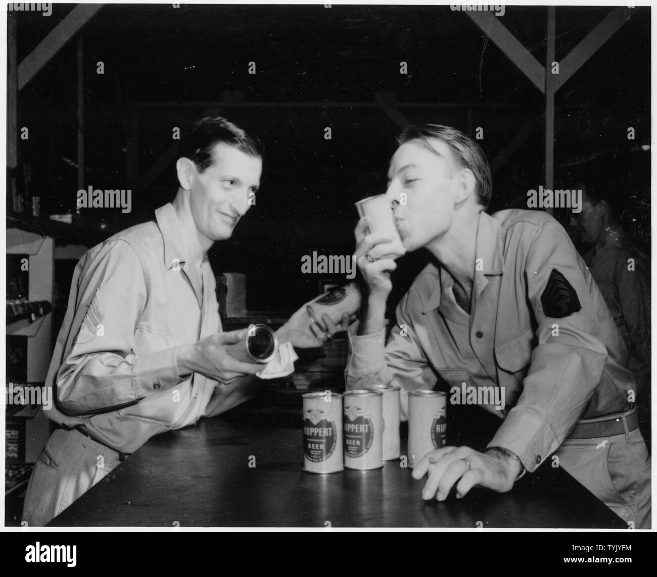 Sgt. Henry Klein, N.Y.C., manager di nuovo USAFIME, Cairo, Hgs Post Exchange vende T/4 Ralph Lohman la sua razione di birra americana. Sette le lattine sono state razionate in settembre ma in futuro le consegne erano incerti. Foto Stock
