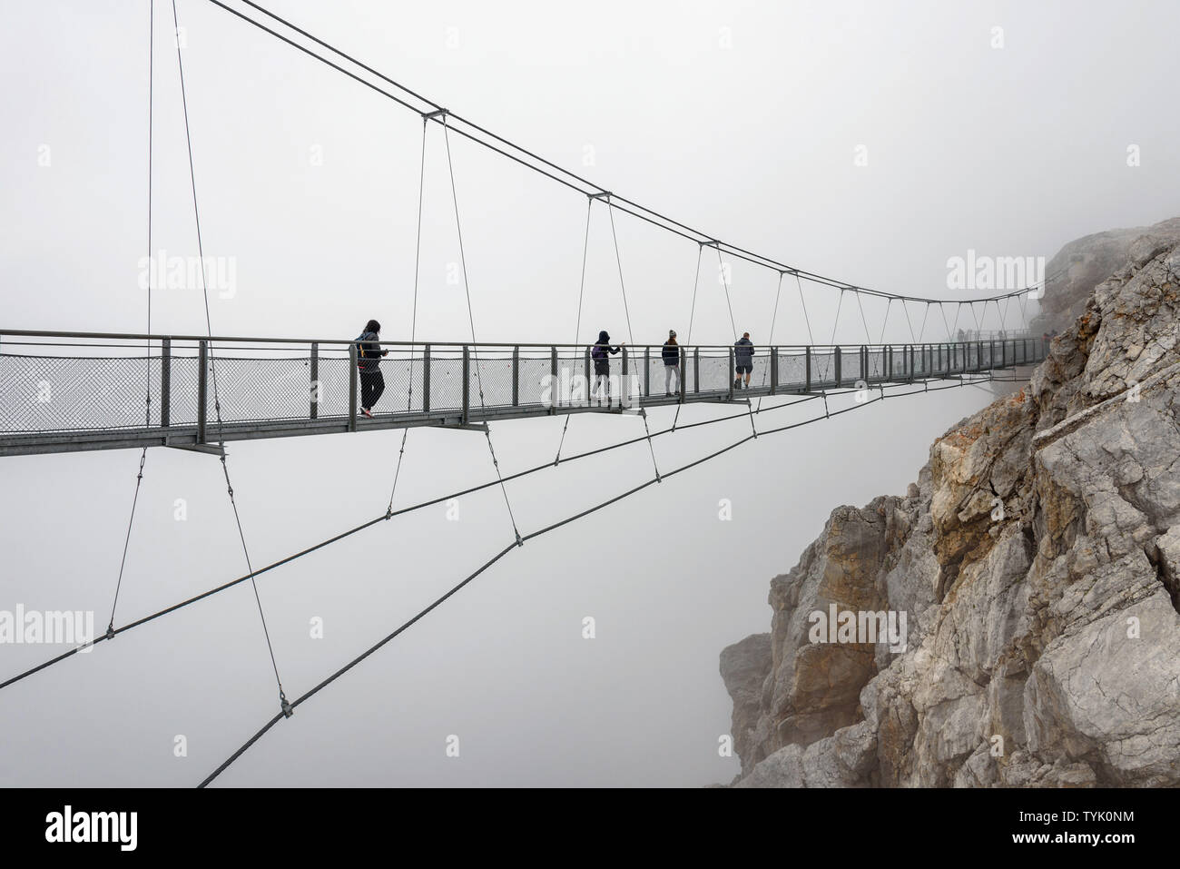 Il ponte di sospensione nella parte superiore della montagna Dachstein in Austria Foto Stock