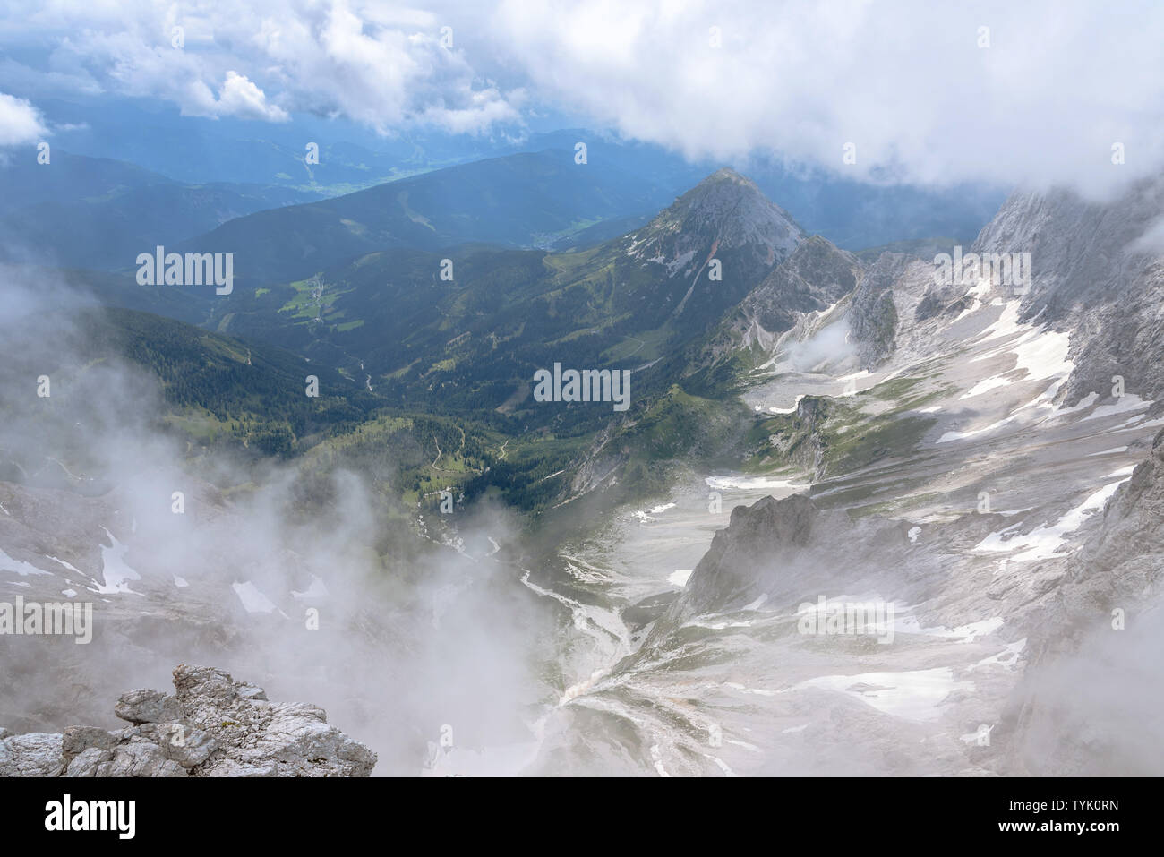La vista dal Monte Dachstein sulla valle sottostante in Austria Foto Stock