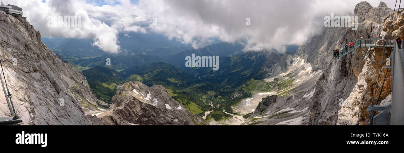 La scala verso il nulla sulla montagna Dachstein nelle Alpi austriache Foto Stock