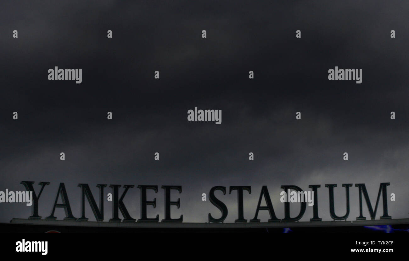 Un cielo nuvoloso evidenzia lo Yankee Stadium esci nel centro campo prima di New York Yankees gioca il Chicago Cubs allo Yankee Stadium di New York City il 4 aprile 2009. (UPI foto/John Angelillo) Foto Stock