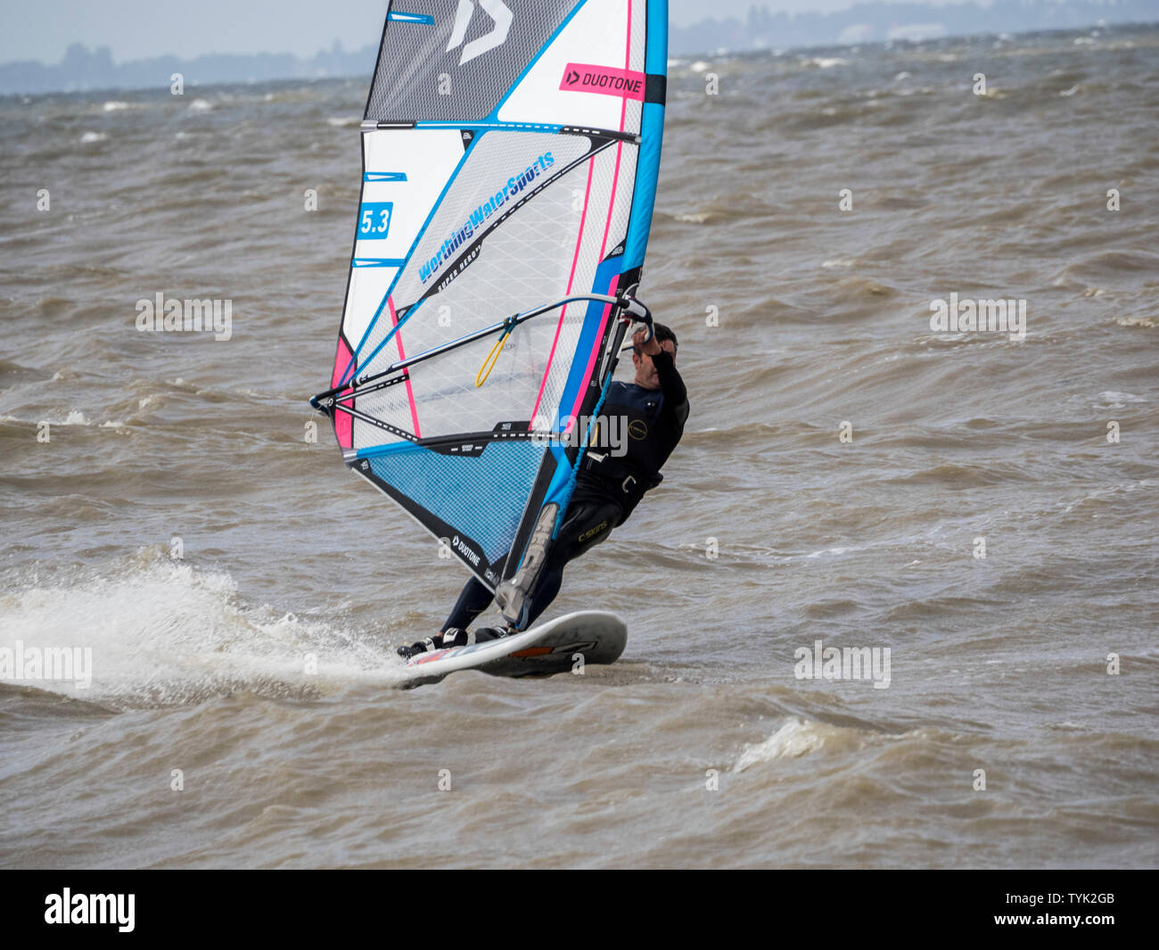 Cattedrale sul mare, Kent, Regno Unito. Il 26 giugno, 2019. Regno Unito Meteo: un pomeriggio ventoso in Cattedrale sul mare, Kent. Credito: James Bell/Alamy Live News Foto Stock