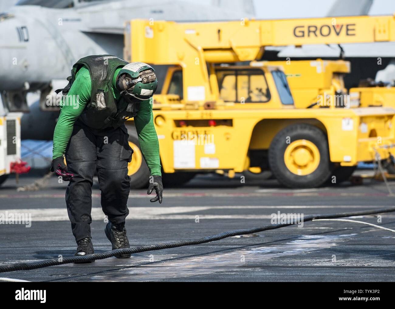 SN Michael Dennis, da Snellville, Georgia, controlla il filo di arresto durante le operazioni di volo sul ponte di volo della Marina è solo distribuita portaerei USS Ronald Reagan (CVN 76). Durante le operazioni di recupero, terra di aeromobili in modo sicuro sul pianale utilizzando uno dei tre fili di arresto per rallentare il velivolo per una sosta sul ponte di volo. Ronald Reagan, il Carrier Strike gruppo cinque (CSG 5), ammiraglia è di pattuglia il supporto di sicurezza e stabilità nella Indo-Asia-regione del Pacifico. Foto Stock