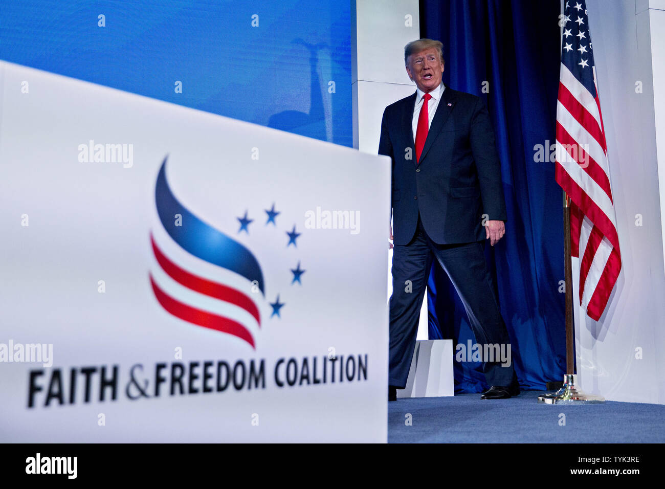 Washington, Distretto di Columbia, Stati Uniti d'America. Il 26 giugno, 2019. Stati Uniti Presidente Donald Trump arriva a parlare durante la fede e la libertà della Coalizione strada alla conferenza di maggioranza in Washington, DC, Stati Uniti, Mercoledì, 26 giugno 2019. Trump ha detto oggi che un sostanziale aumento delle tariffe degli Stati Uniti sarebbe collocata sulle merci provenienti dalla Cina se non ci sono progressi su un accordo commerciale dopo il suo incontro con la controparte cinese Xi Jinping al Summit G-20 in Japan Credit: Andrew Harrer/CNP/ZUMA filo/Alamy Live News Foto Stock