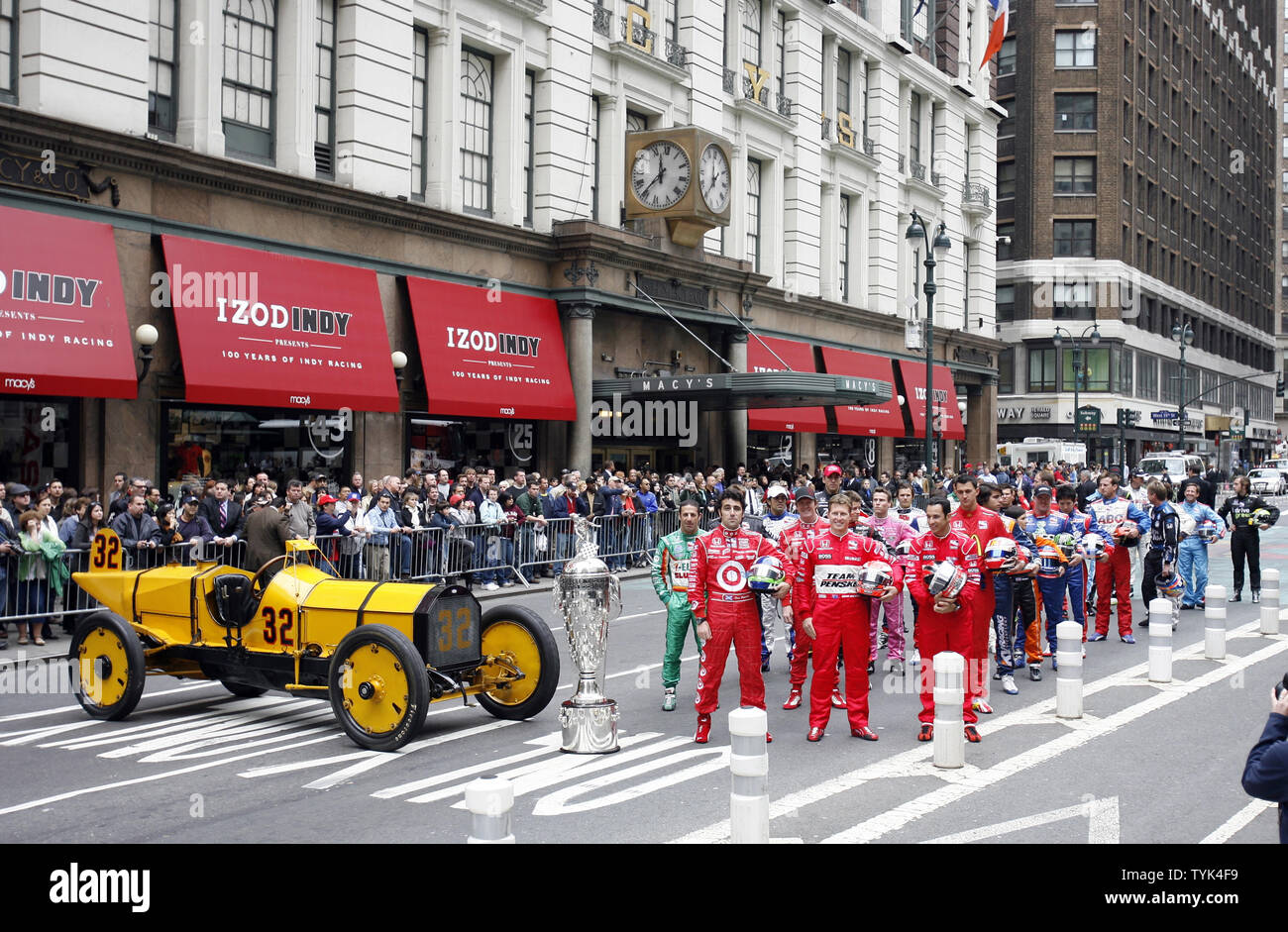 Gazzetta la pace car, Borg-Warner trofeo e tutti i 33 piloti che partecipano al 2009 Indianapolis 500 stand in Herald Square a New York City il 18 maggio 2009. (UPI foto/John Angelillo) Foto Stock