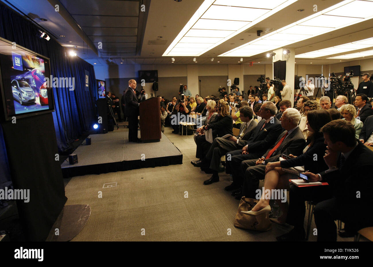 General Motors CEO Fritz Henderson parla ai media in una conferenza stampa per annunciare i piani aziendali per cercare federale tutela fallimentare presso il GM Building a New York City il 1 giugno 2009. (UPI foto/John Angelillo) Foto Stock