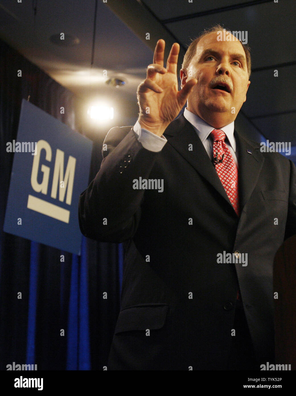 General Motors CEO Fritz Henderson parla ai media in una conferenza stampa per annunciare i piani aziendali per cercare federale tutela fallimentare presso il GM Building a New York City il 1 giugno 2009. (UPI foto/John Angelillo) Foto Stock