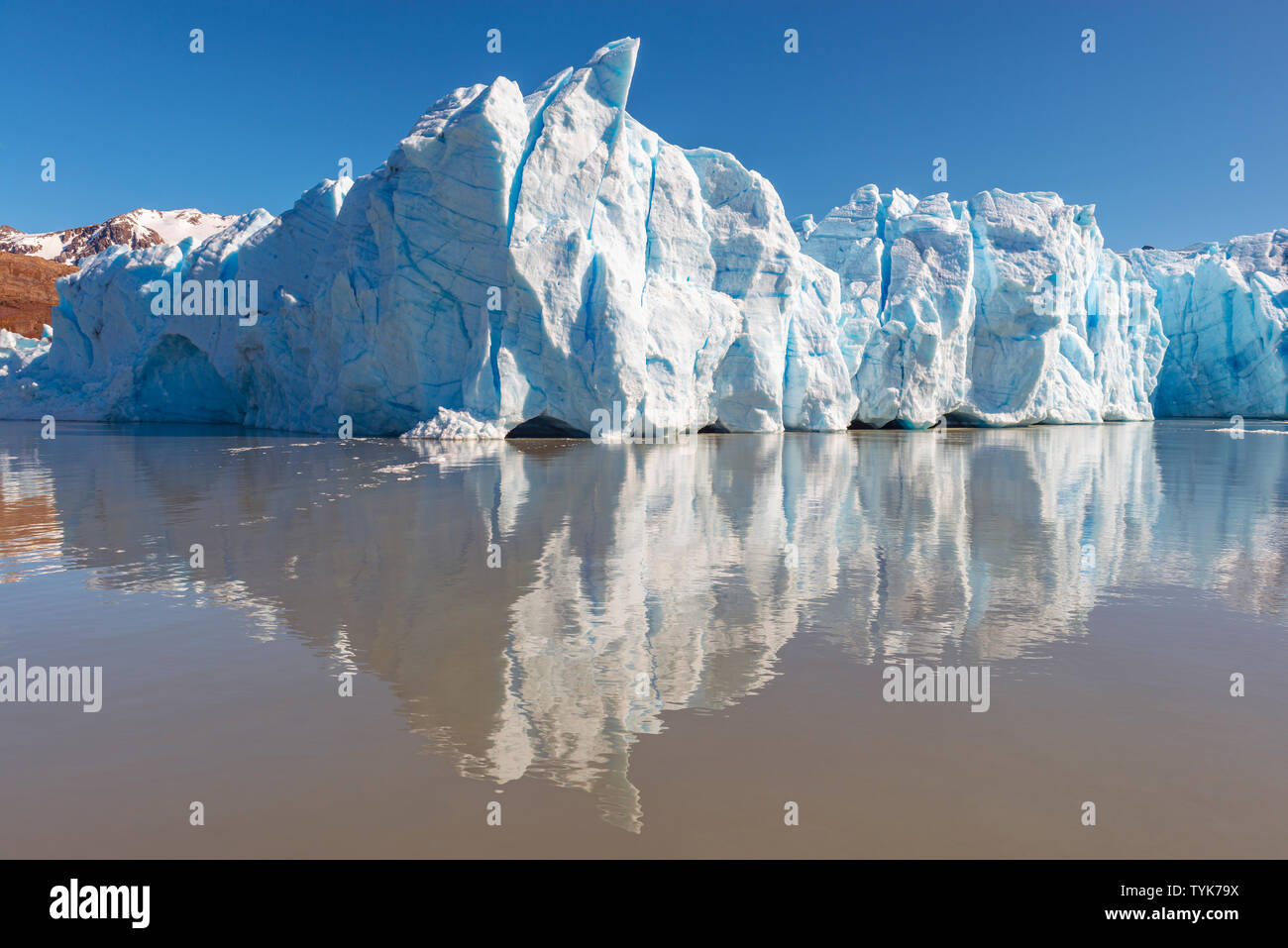Picco di ghiaccio del ghiacciaio Grey con un riflesso nel Lago grigio, parco nazionale di Torres del Paine nella Patagonia cilena. Foto Stock