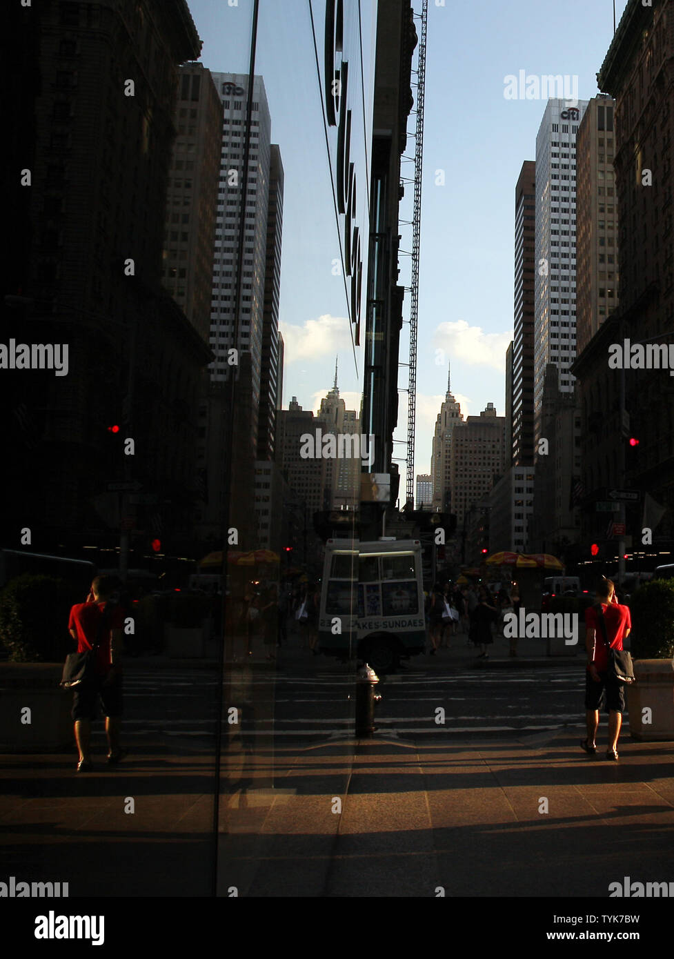 Pedoni camminare lungo la Quinta Avenue al tramonto nella città di New York il 23 giugno 2010. UPI/John Angelillo Foto Stock