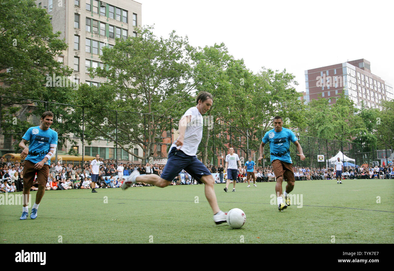 Steve Nash (C) dei Phoenix Suns partecipa al '2009 Showdown in Chinatown' partita di calcio svoltasi a Sara Roosevelt Park a giugno 24, 2009 a New York. L'evento benefici di Steve Nash e Claudio Reyna fondazioni che aiutano a raggiungere i bambini coinvolti con il calcio. (UPI foto/Monika Graff) Foto Stock