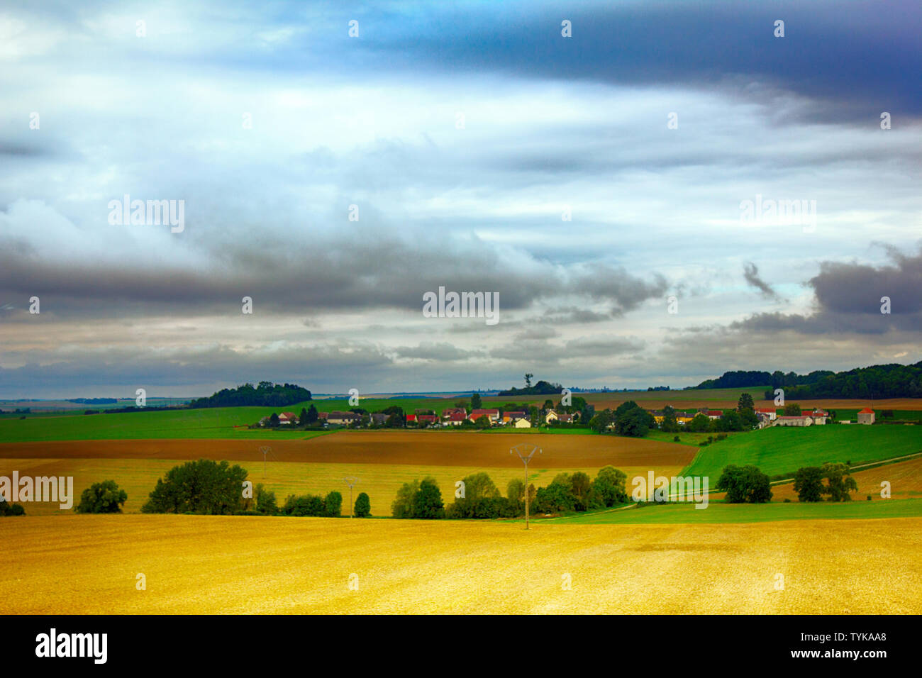 Perfetto paesaggio. Colline di campi, boschi, villaggi (tratto di paese collinare) - Questi elementi del paesaggio sono particolarmente piacevole all'occhio umano, come g Foto Stock