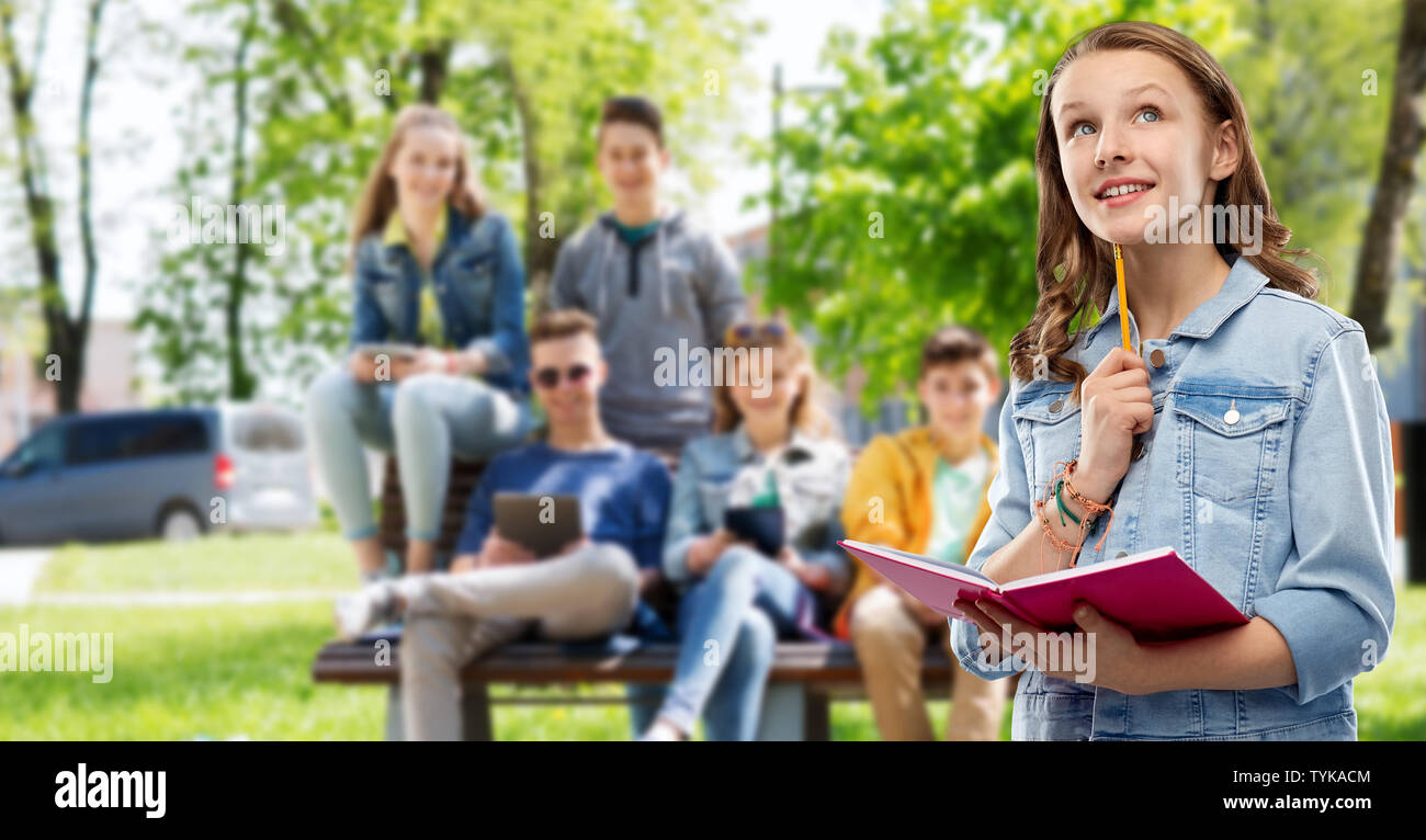 Studente adolescente ragazza con diario o notebook Foto Stock