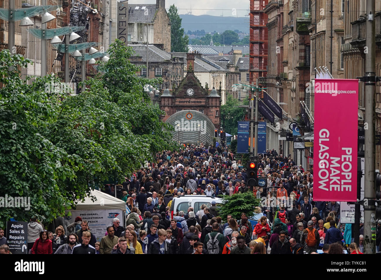 Glasgow, Scozia - Giugno 8, 2019: il famoso quartiere dello shopping della città, Buchanan Street, è mostrato riempito con le persone durante un pomeriggio giorno. Foto Stock
