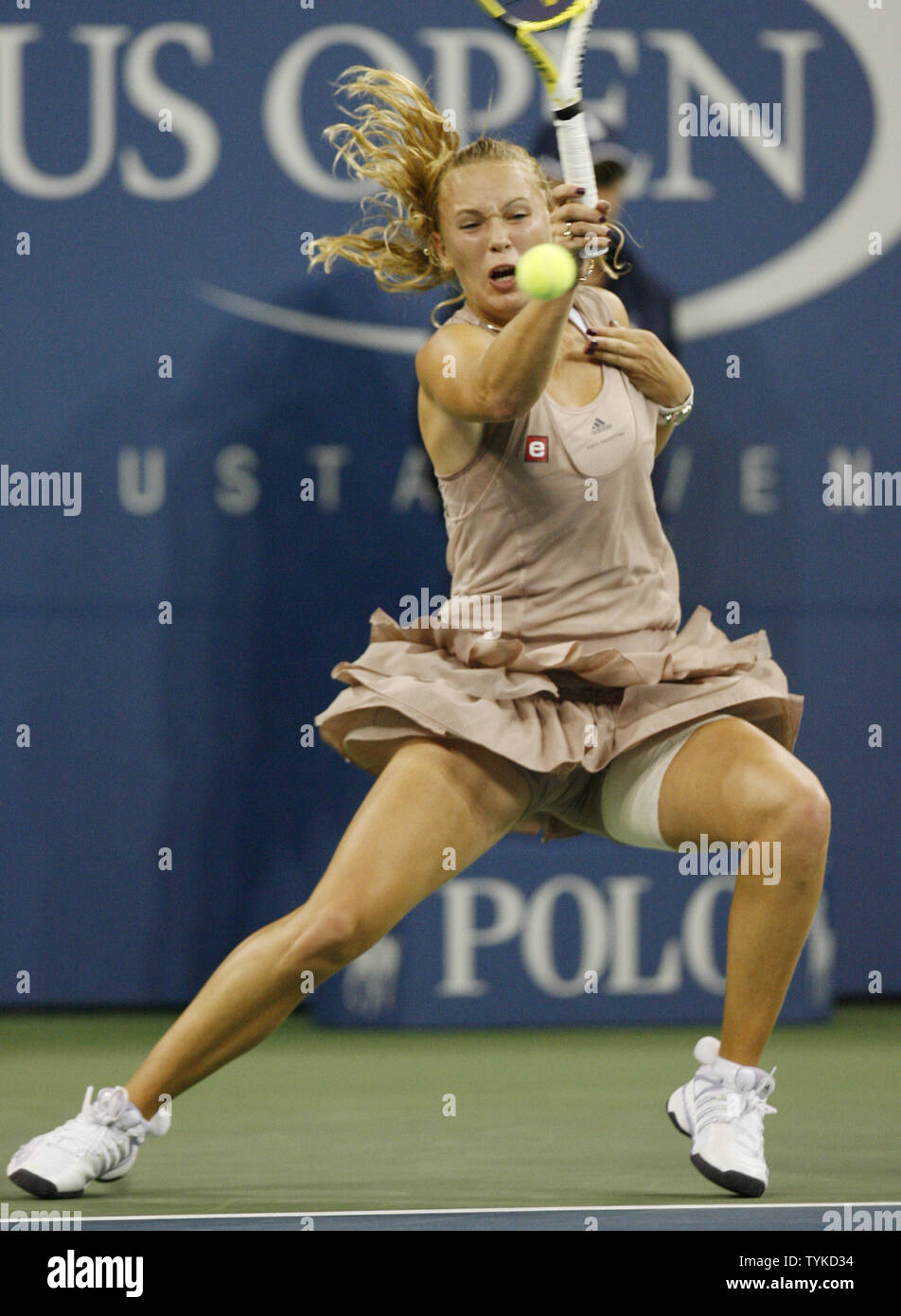 Caroline WOZNIACKI di Danimarca restituisce la palla a Kim Clijsters del Belgio durante la finale donne corrisponde a US Open Tennis Championship il 13 settembre 2009 a New York. UPI/JohnAngelillo. Foto Stock