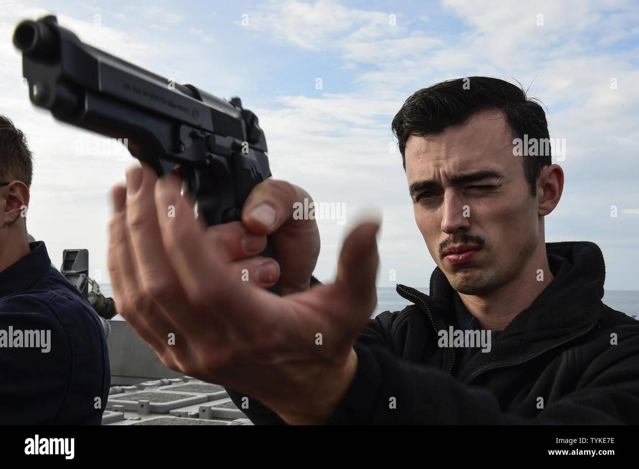Mare Mediterraneo (nov. 14, 2016) Tenente j.g. Sam Oat-Judge da Grotton, Conn., pratiche il caricamento di una M-9 pistola durante un piccolo germoglio di armi a bordo della USS Ross (DDG 71). Ross, un Arleigh Burke-class guidato-missile distruttore, distribuita a Rota, Spagna, sta conducendo operazioni navali negli Stati Uniti Sesta flotta area di operazioni a sostegno degli Stati Uniti per gli interessi di sicurezza nazionali in Europa e in Africa. Foto Stock