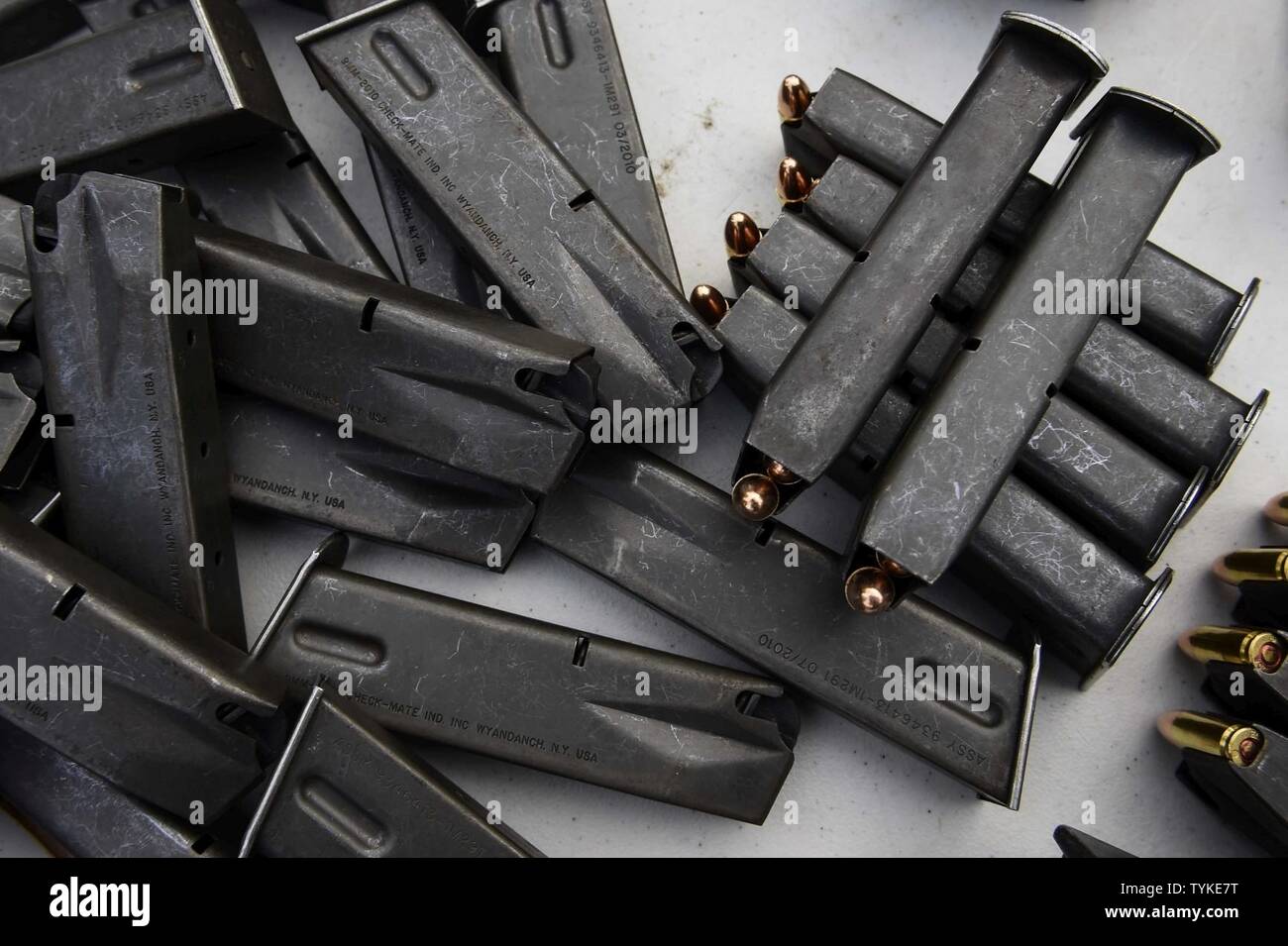 Mare (nov. 14, 2016) un gruppo di 9 mm di riviste è stata preparata per tiro a segno la formazione a bordo della USS Ross (DDG 71). Ross, un Arleigh Burke-class guidato-missile distruttore, distribuita a Rota, Spagna, sta conducendo operazioni navali negli Stati Uniti Sesta flotta area di operazioni a sostegno degli Stati Uniti per gli interessi di sicurezza nazionali in Europa e in Africa. Foto Stock