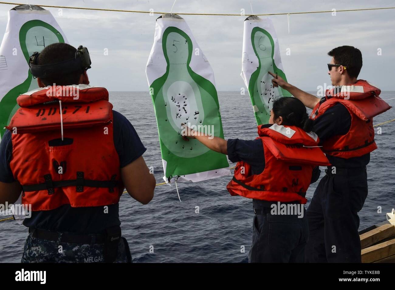 Mare (nov. 14, 2016) marinai cliente obiettivi durante un piccolo germoglio di armi a bordo della USS Ross (DDG 71 nov. 14, 2016. Ross, un Arleigh Burke-class guidato-missile distruttore, distribuita a Rota, Spagna, sta conducendo operazioni navali negli Stati Uniti Sesta flotta area di operazioni a sostegno degli Stati Uniti per gli interessi di sicurezza nazionali in Europa e in Africa. Foto Stock