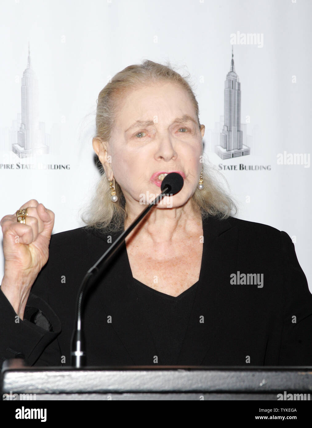Lauren Bacall ospita la cerimonia di illuminazione all'Empire State Building per celebrare il 125° anniversario dell'Accademia americana delle arti drammatiche all'Empire State Building a New York il 2 ottobre 2009. UPI/Laura Cavanaugh Foto Stock