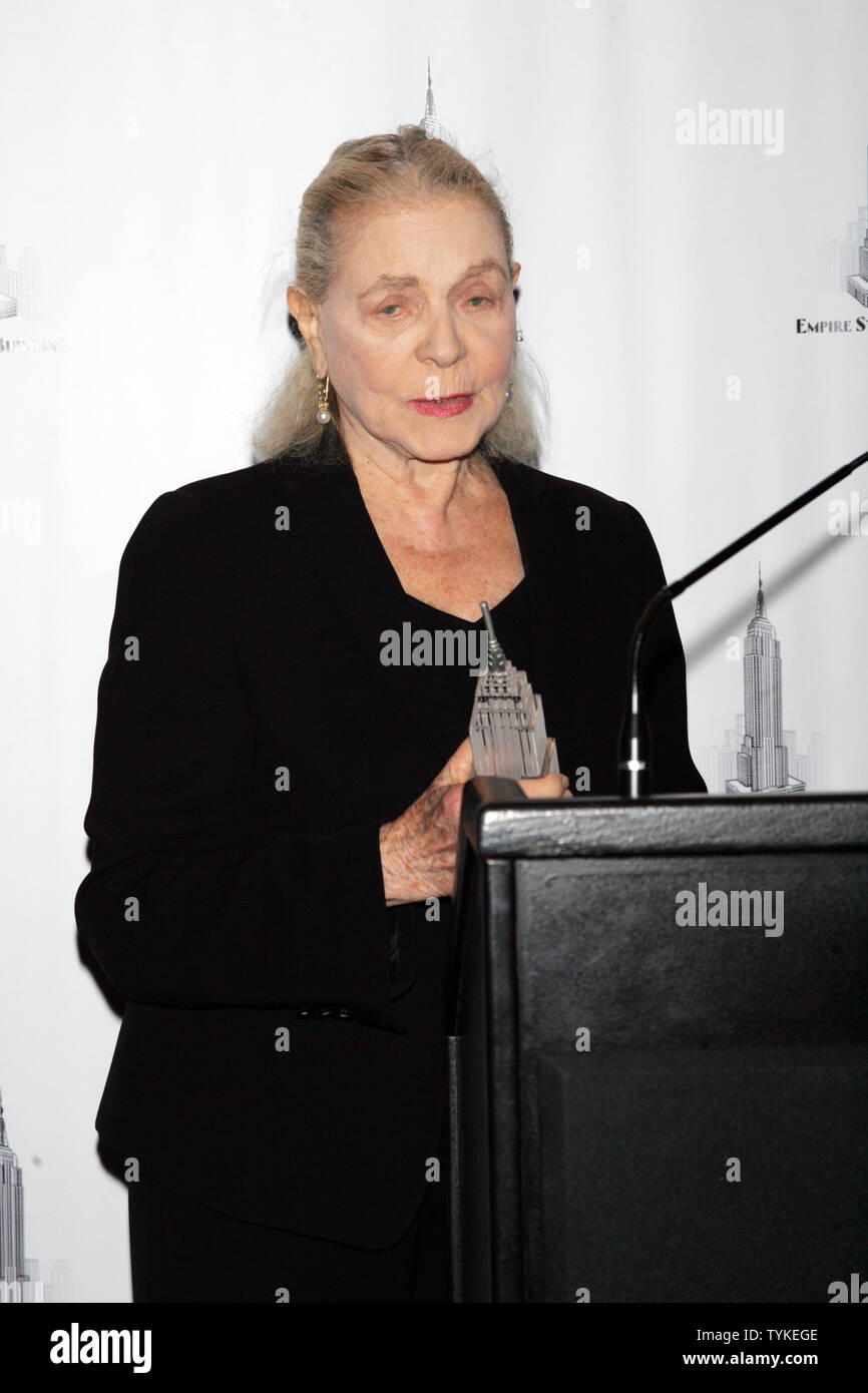 Lauren Bacall ospita la cerimonia di illuminazione all'Empire State Building per celebrare il 125° anniversario dell'Accademia americana delle arti drammatiche all'Empire State Building a New York il 2 ottobre 2009. UPI/Laura Cavanaugh Foto Stock