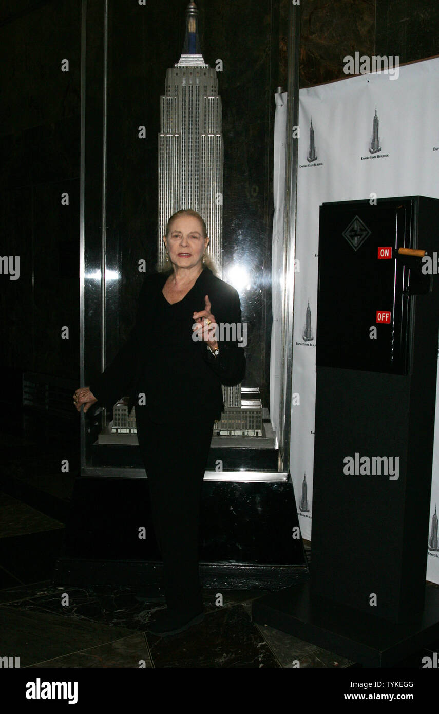 Lauren Bacall ospita la cerimonia di illuminazione all'Empire State Building per celebrare il 125° anniversario dell'Accademia americana delle arti drammatiche all'Empire State Building a New York il 2 ottobre 2009. UPI/Laura Cavanaugh Foto Stock